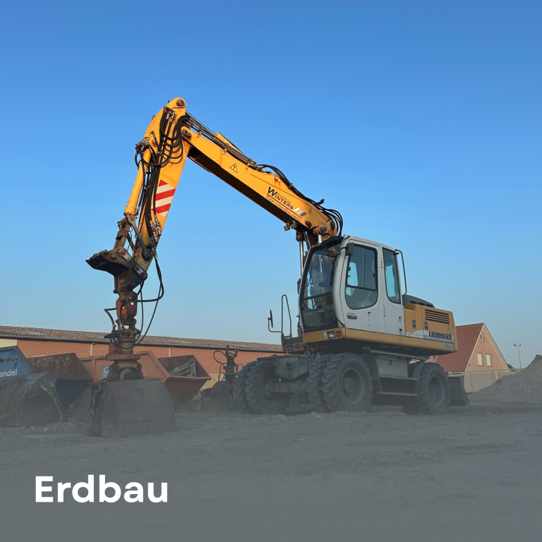 Leistung Erdbau Bagger beim Erdbau unter klarem Himmel.