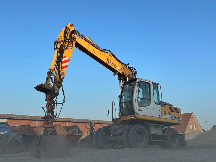 Bagger Gelber Bagger vor blauem Himmel.