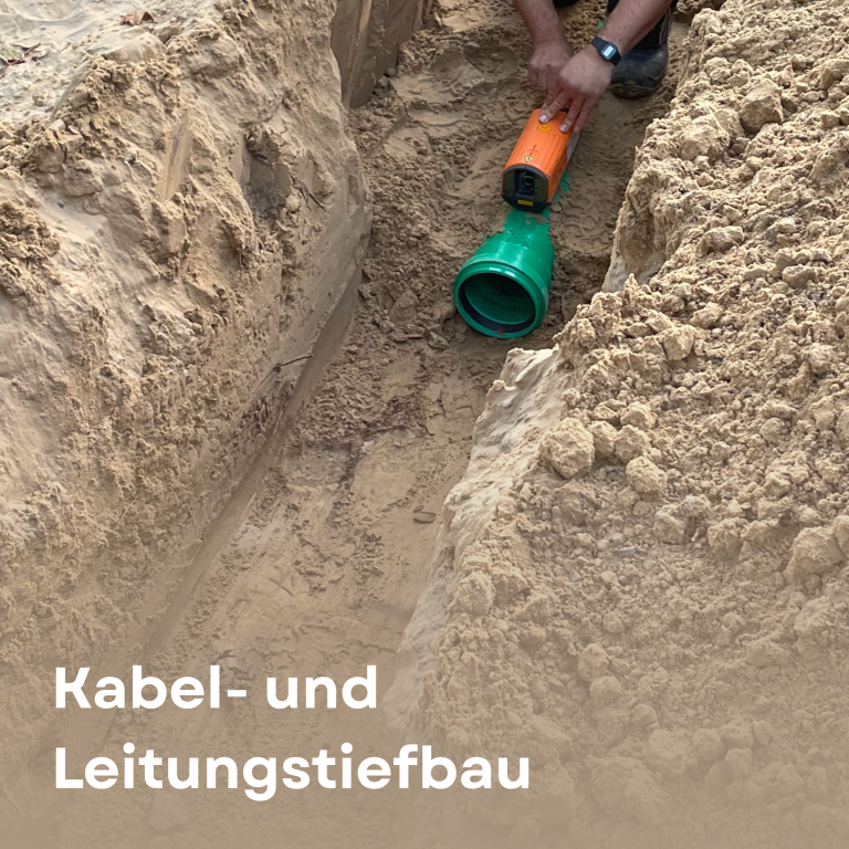Leistung Kabel- und Leitungstiefbau Rohrverlegung in einem Sandgraben für Kabel- und Leitungsbau.