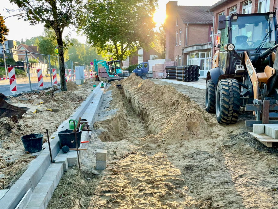 Tiefbauarbeiten Bauarbeiten mit Graben, Bagger und Baustellenmaterial.