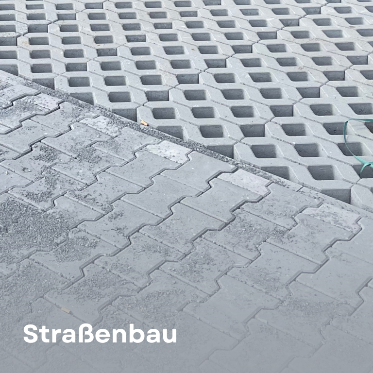 Leistung Straßenbau Graue Pflastersteine in zwei verschiedenen Mustern im Straßenbau.