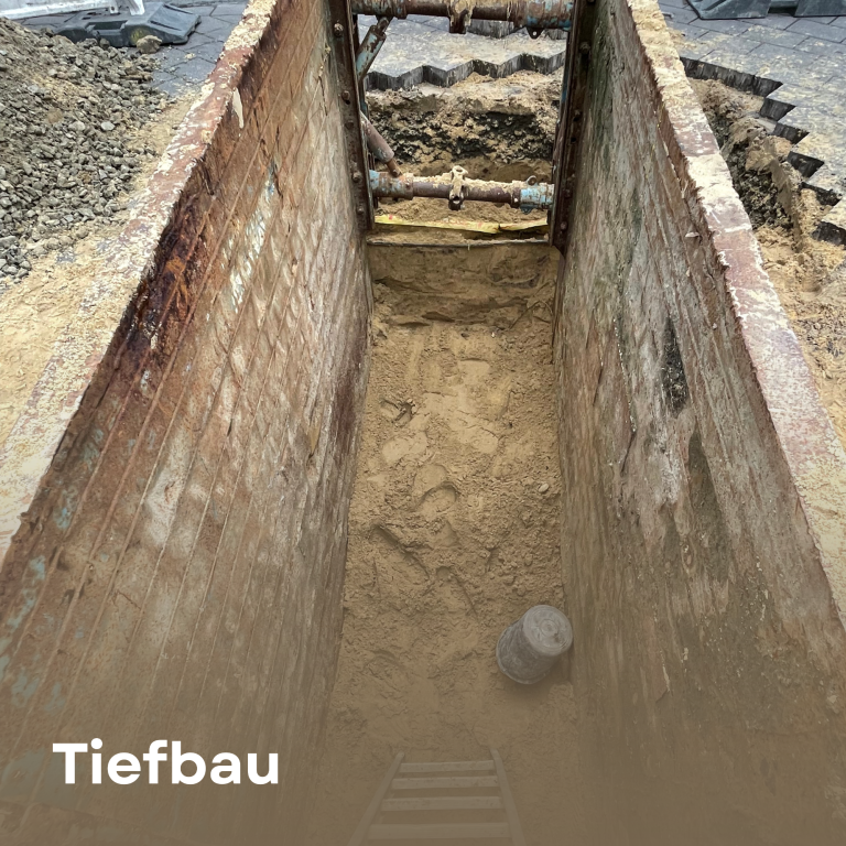 Leistung Tiefbau Grube für Tiefbauarbeiten mit Sandboden und Treppe.