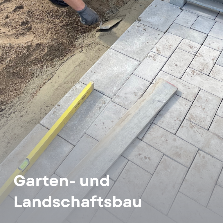 Leistung Garten- und Landschaftsbau Pflastersteine werden verlegt, mit einem Maßstab und Werkzeug in der Nähe.